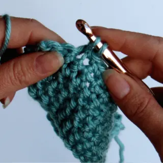 How to Hold a Crochet Hook_feature image