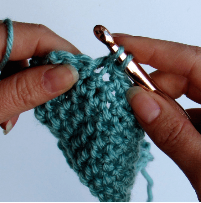 How to Hold a Crochet Hook_feature image
