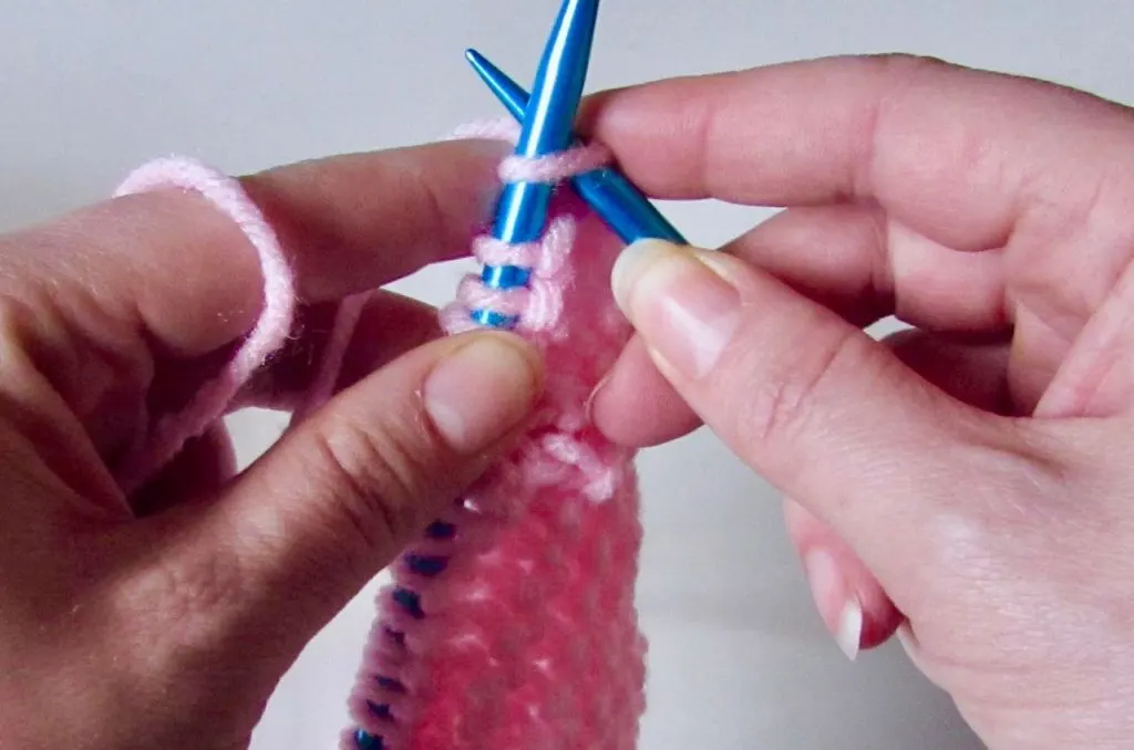How to Add a Stitch In Knitting by www.itchinforsomestitchin.com