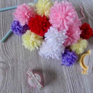 The Absolute Best Way to Make Pom Poms by http://www.itchinforsomestitchin.com
