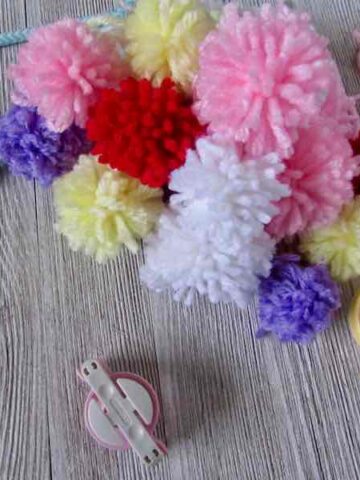 The Absolute Best Way to Make Pom Poms by http://www.itchinforsomestitchin.com