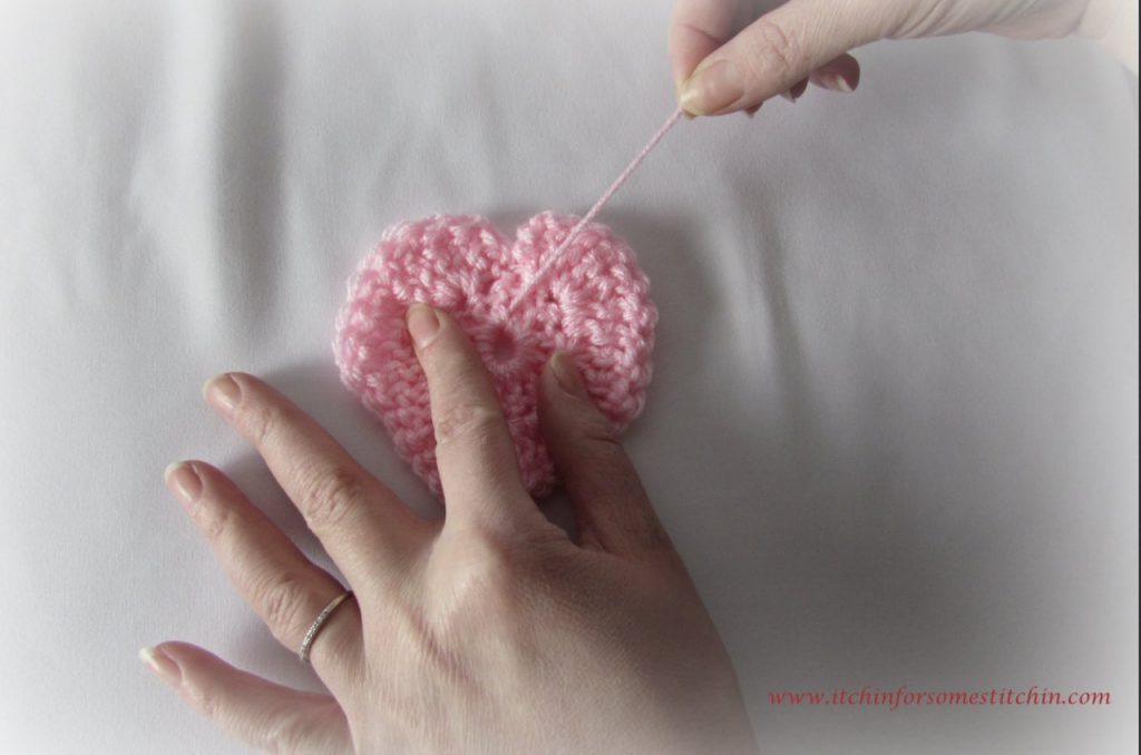 Cinching hole in crocheted heart by www.itchinforsomestitchin.com
