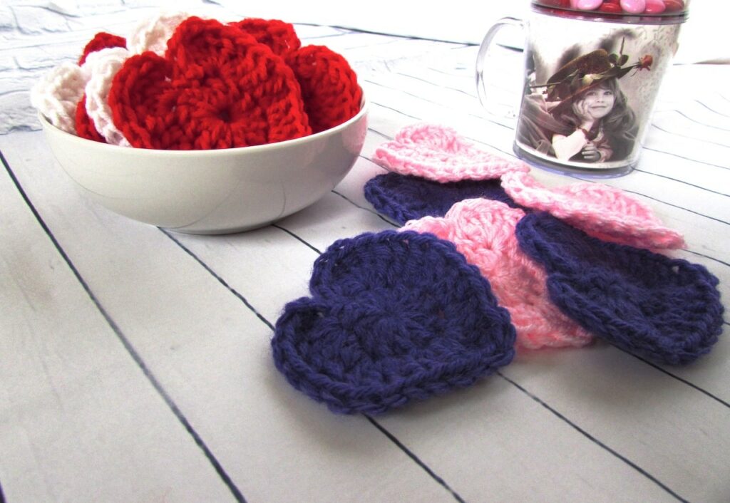 How to Crochet a Heart by itchinforsomestitchin.com