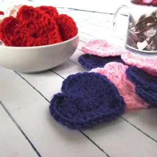 How to Crochet a Heart by itchinforsomestitchin.com