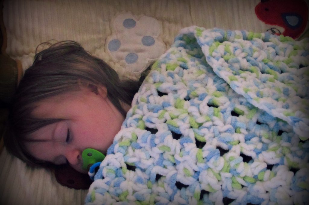 Baby Sleeping with Crochet Seed Stitch Baby Blanket by www.itchinforsomestitchin.com