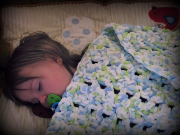 Baby Sleeping with Crochet Seed Stitch Baby Blanket by www.itchinforsomestitchin.com