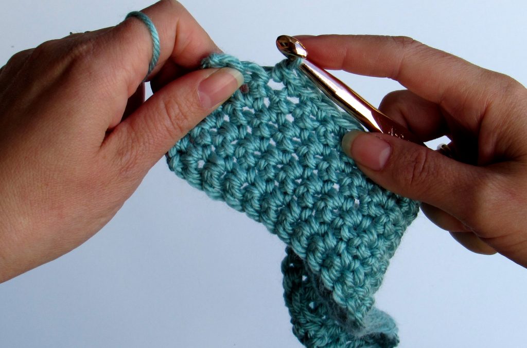 How to Single Crochet by www.itchinforsomestitchin.com