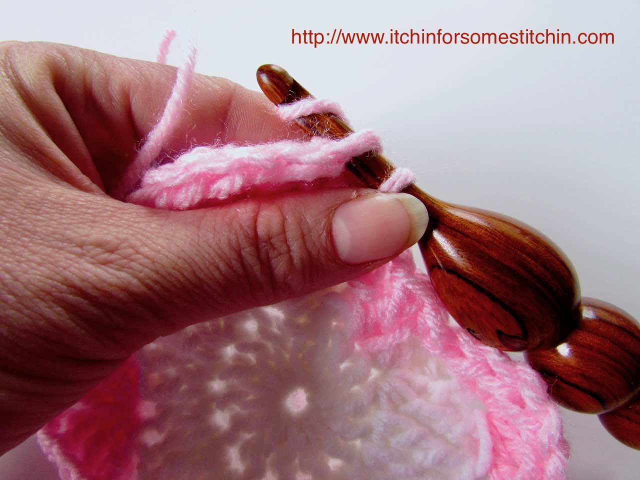 How to Crochet a Granny Heart Square_round 1 by https://www.itchinforsomestitchin.com