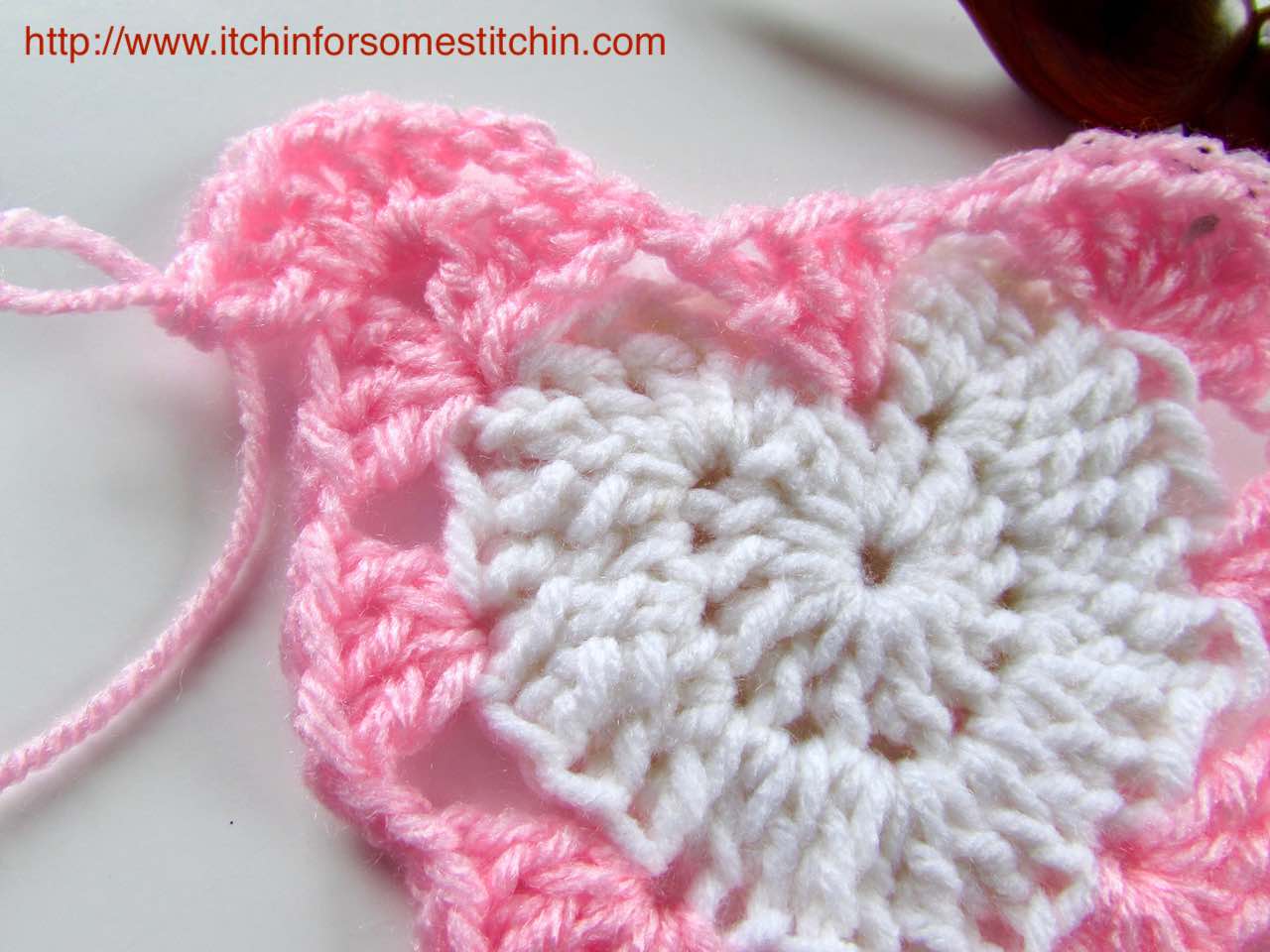 How to crochet a Granny Heart Square tutorial by https://www.itchinforsomestitchin.com