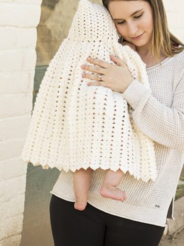Snowflake Hooded Cape for Baby Pattern Review by www.itchinforsomestitchin.com