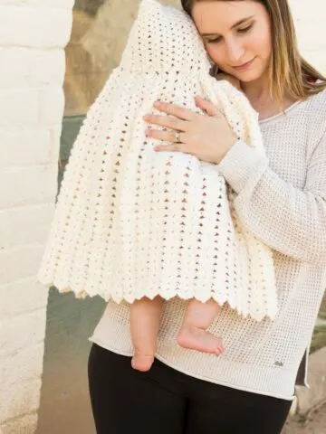 Snowflake Hooded Cape for Baby Pattern Review by www.itchinforsomestitchin.com