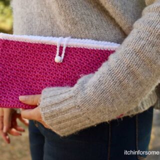 Crochet Seed Stitch Clutch Purse Pattern by itchinforsomestitchin.com