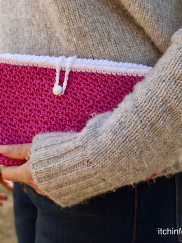 Crochet Seed Stitch Clutch Purse Pattern by itchinforsomestitchin.com
