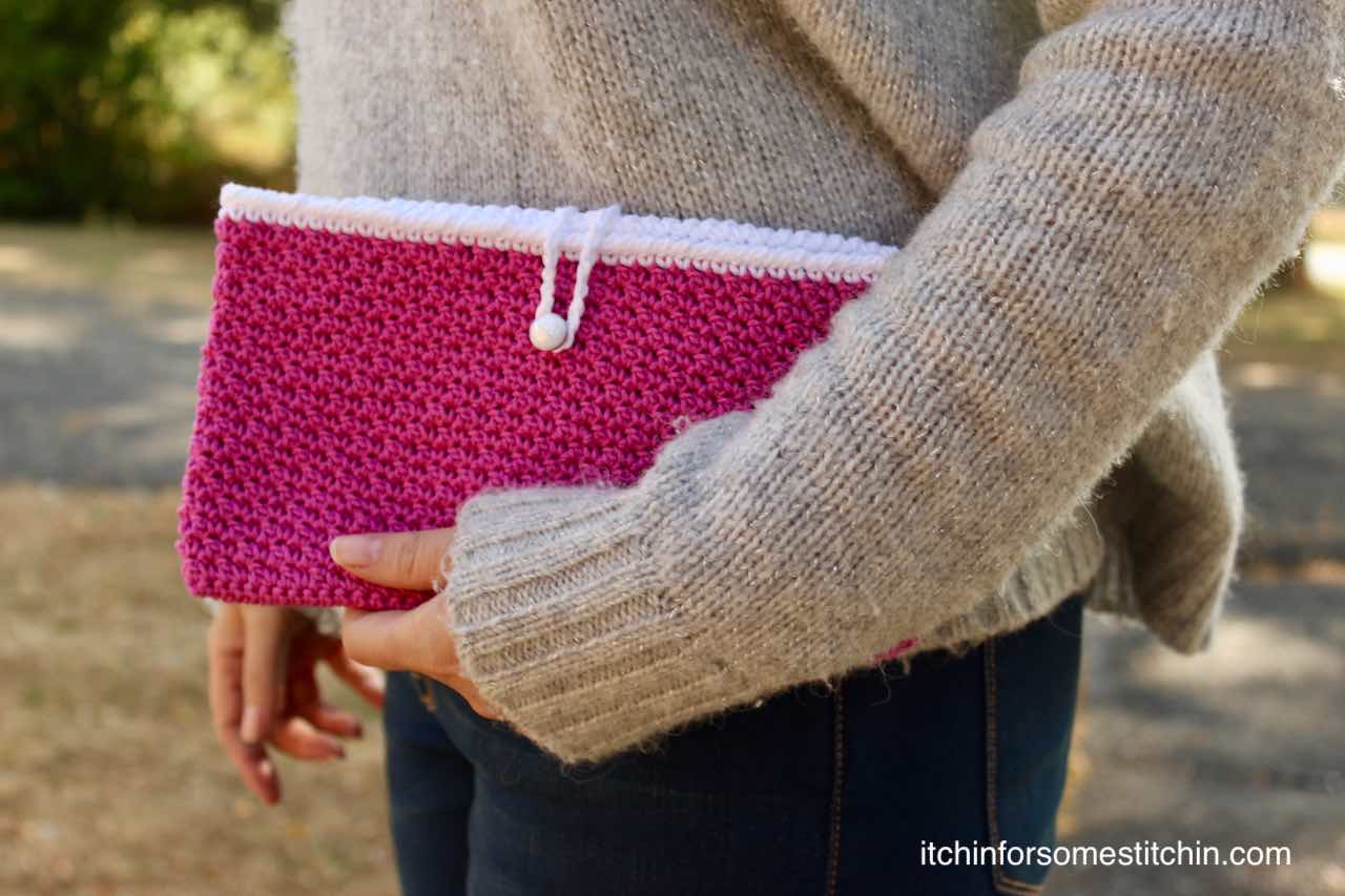 Crochet clutch with a color block flap - a crochet pattern by jakigu.com