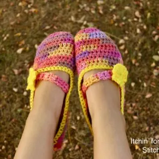 Easy Beginner Crochet Slipper Pattern by www.itchinforsomestitchin.com