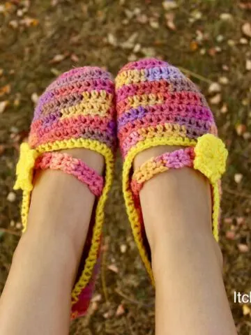 Easy Beginner Crochet Slipper Pattern by www.itchinforsomestitchin.com
