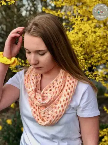 Crochet Infinity Scarf pattern by www.itchinforsomestitchin.com