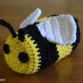 Bee Sunglass Case by The Crafter Life shared on www.itchinforsomestitchin.com
