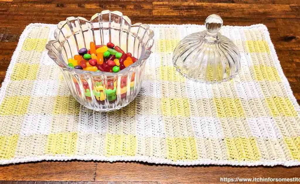 Crochet Gingham Placemats by www.itchinforsomestitchin.com