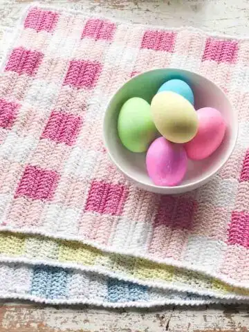 Crochet Gingham Placemat Pattern by itchinforsomestitchin.com