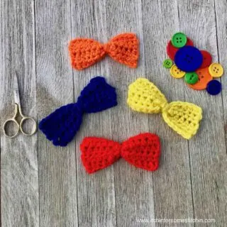 How to Crochet a Bow by itchinforsomestitchin.com