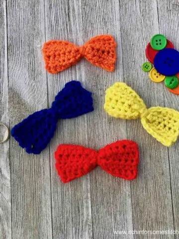 How to Crochet a Bow by itchinforsomestitchin.com