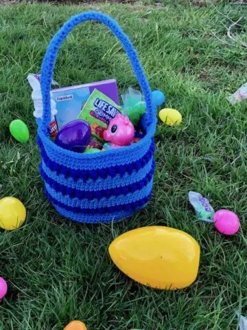 Crochet Easter Basket by itchinforsomestitchin.com