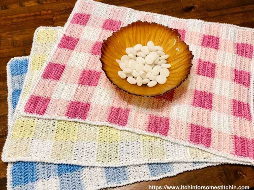 Crochet Gingham Placemats by itchinforsomestitchin.com
