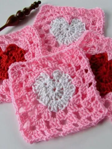 Easy Zipper Pouch Tutorial by itchinforsomestitchin.com