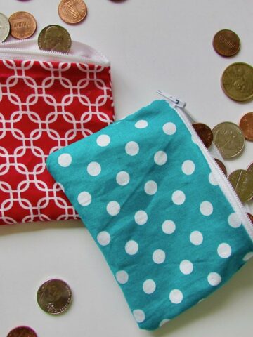 Easy Zipper Pouch Tutorial by itchinforsomestitchin.com