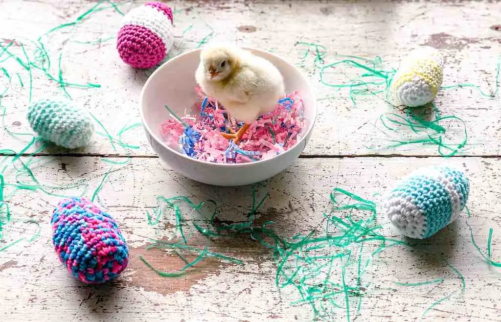 How to Crochet Easter Eggs by itchinforsomestitchin.com