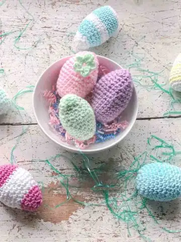 Crochet Easter Eggs by itchinforsomestitchin.com