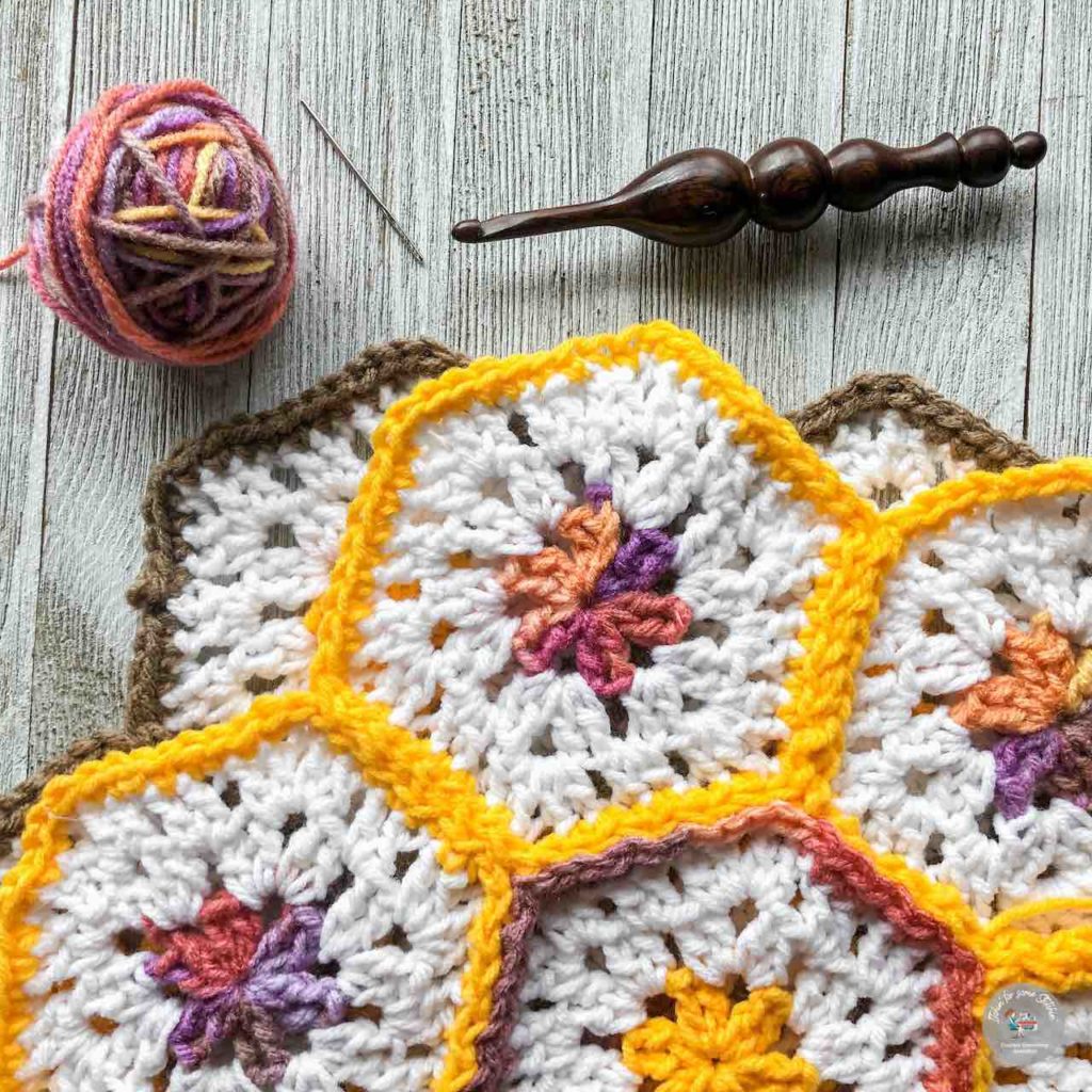 How to Crochet a Granny Hexagon Pillow by itchinforsomestitchin.com