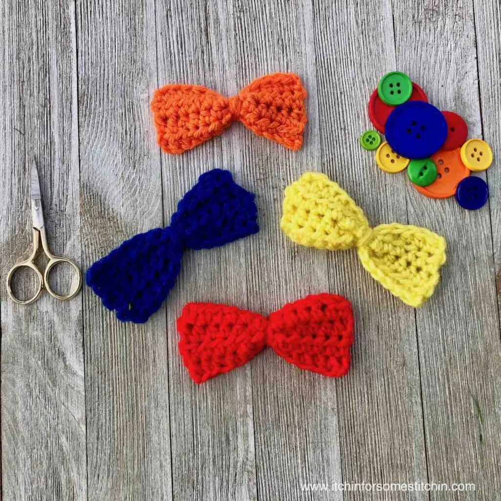 easy crochet bow by itchinforsomestitchin.com