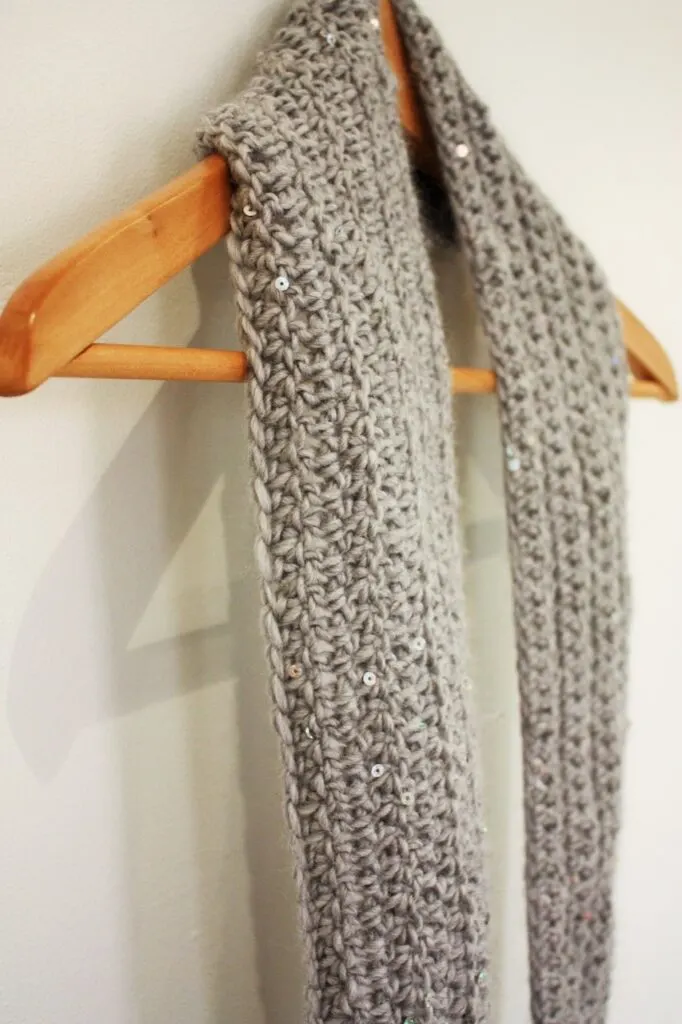 easy crochet scarf for beginners by itchinforsomestitchin.com 