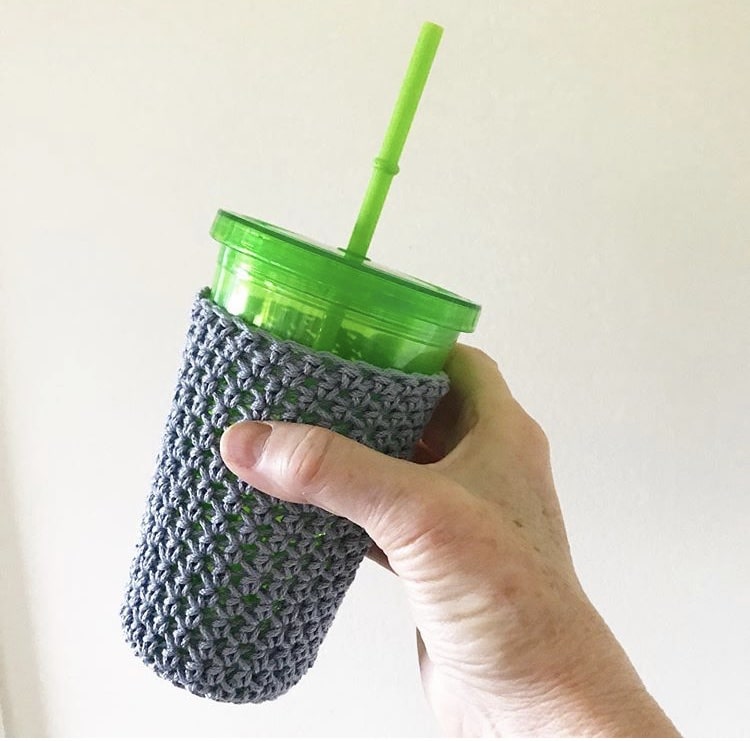 crochet cozzy coffee cup by itchinforsomestitchin.com