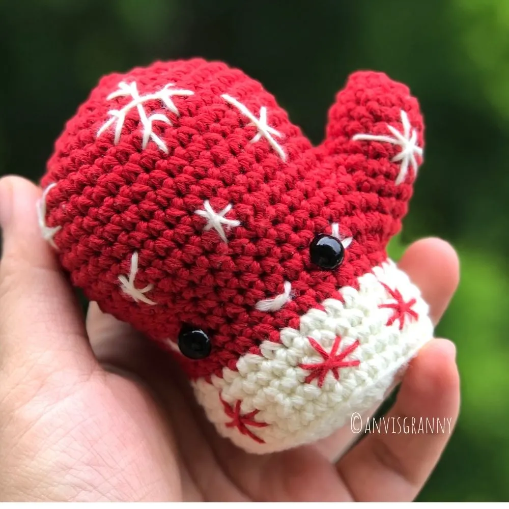 Christmas Mitten Ornament www.itchinforsomestitchin.com