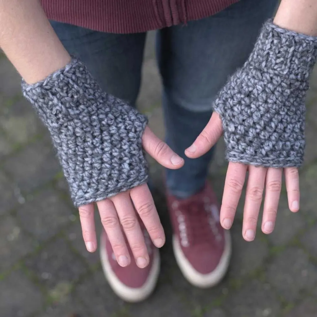 Basic Fingerless Gloves www.itchinforsomestitchin.com