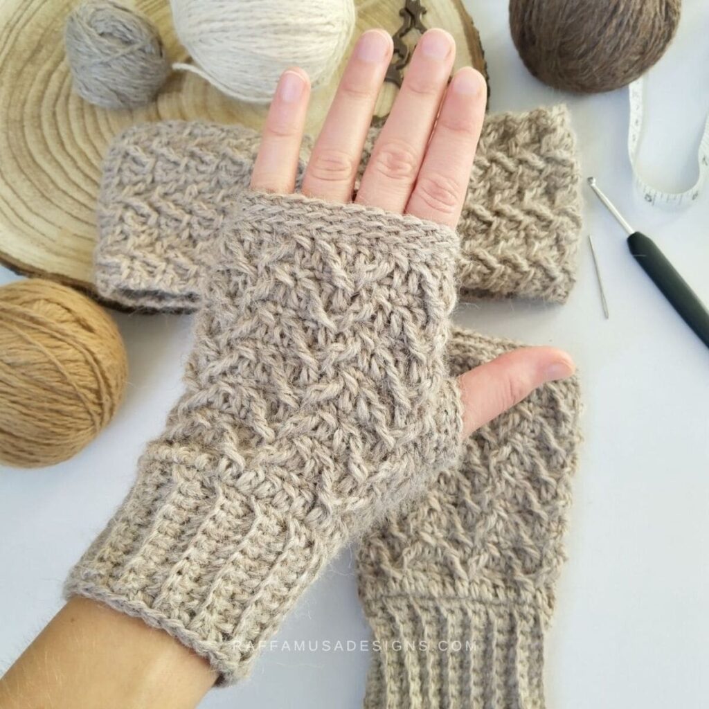 The Hygge Arrow Gloves by Raffamusa Designs