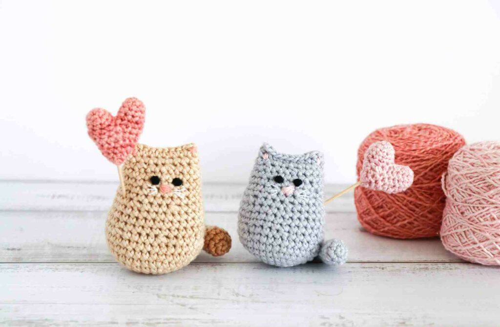 Itty Bitty “Love me” Kitty | crochet Valentine cat