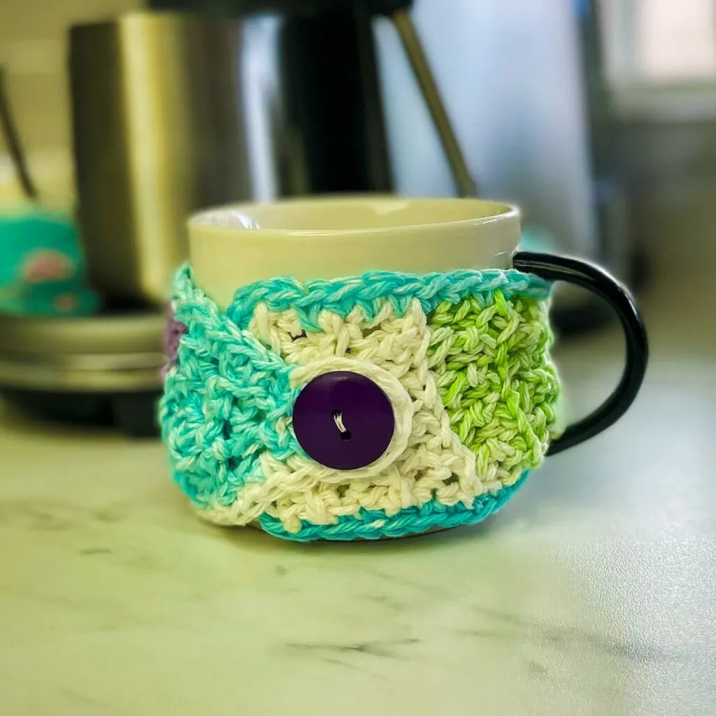 Chunky crochet cup cozy. Free and easy crochet pattern with photo tutorial