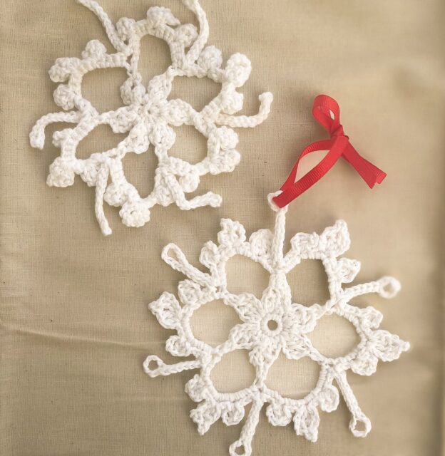 Stiffening Crochet Snowflakes_feature image